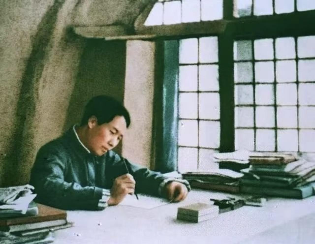 这是38年，伟人在窑洞里写下了《论持久战》！环境那么艰苦，条件那么简陋，穿着单薄