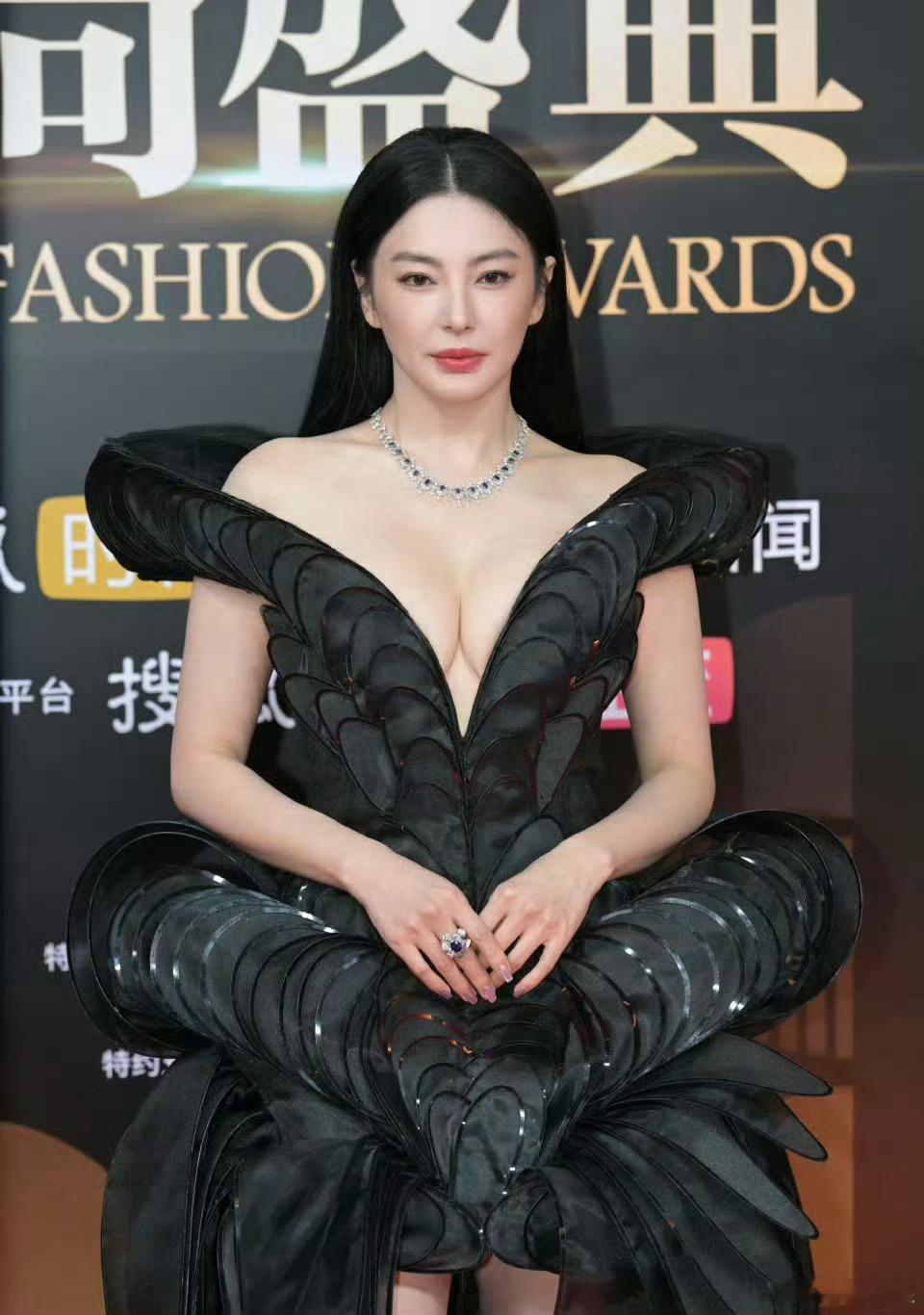 张雨绮 为了讨大家喜欢才穿成这样  这也太辣了❤️🔥 