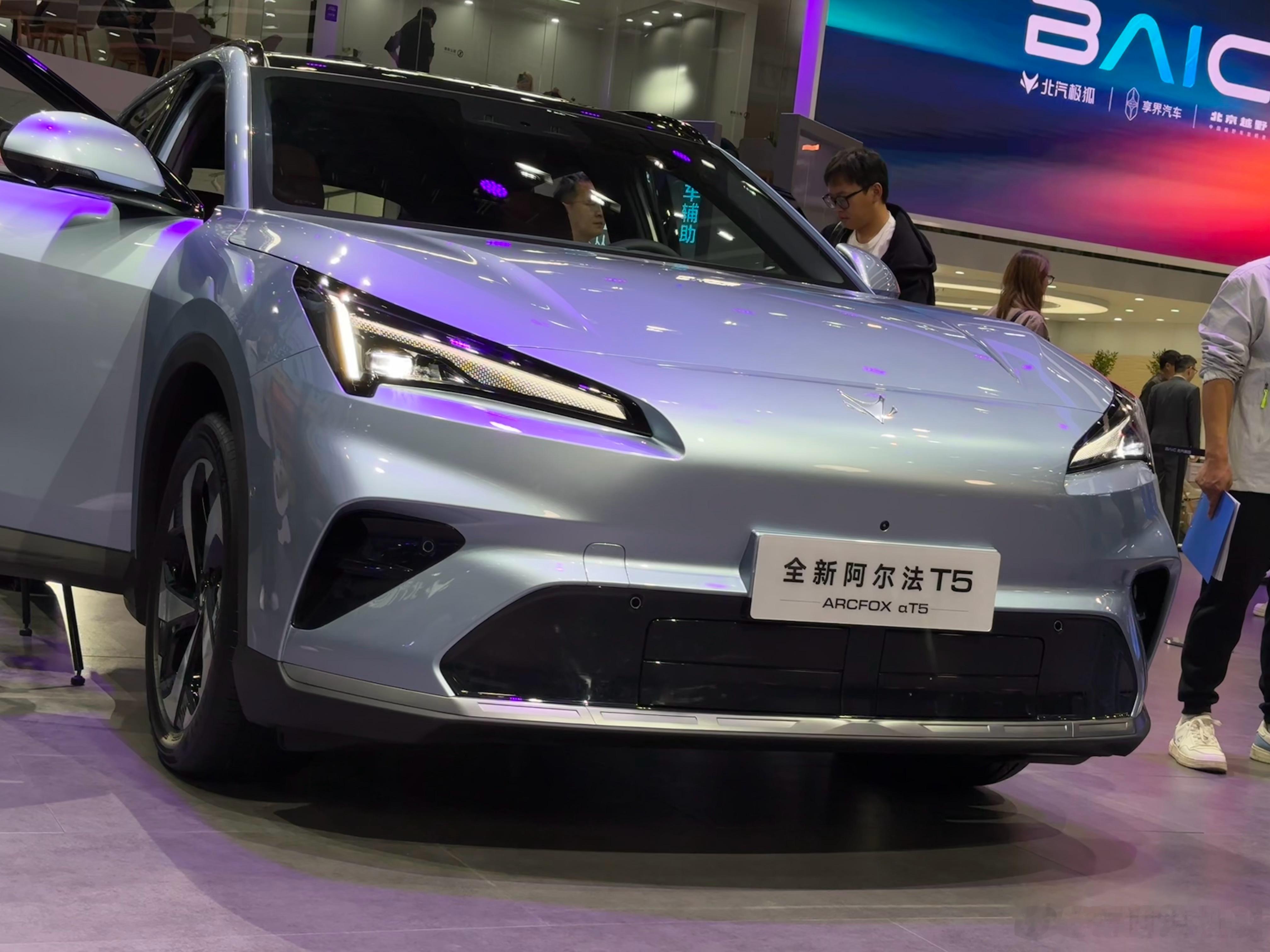 极狐阿尔法T5，同级别销量榜里前五名的常青树选手，这次广州车展的上新也非常惊喜的