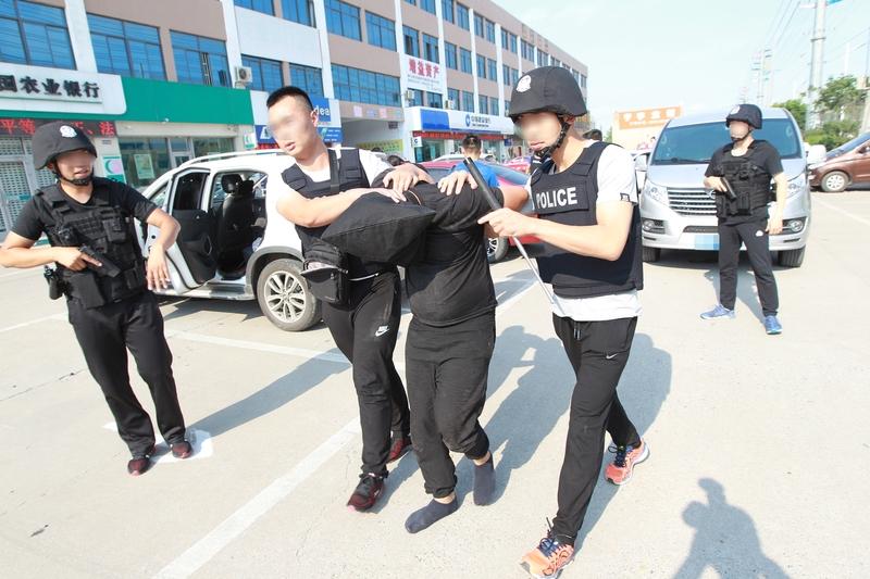 公安民警用生命保保我们的安稳，绝不容毒贩被美化，向人民英雄致敬′公安民警用生命保