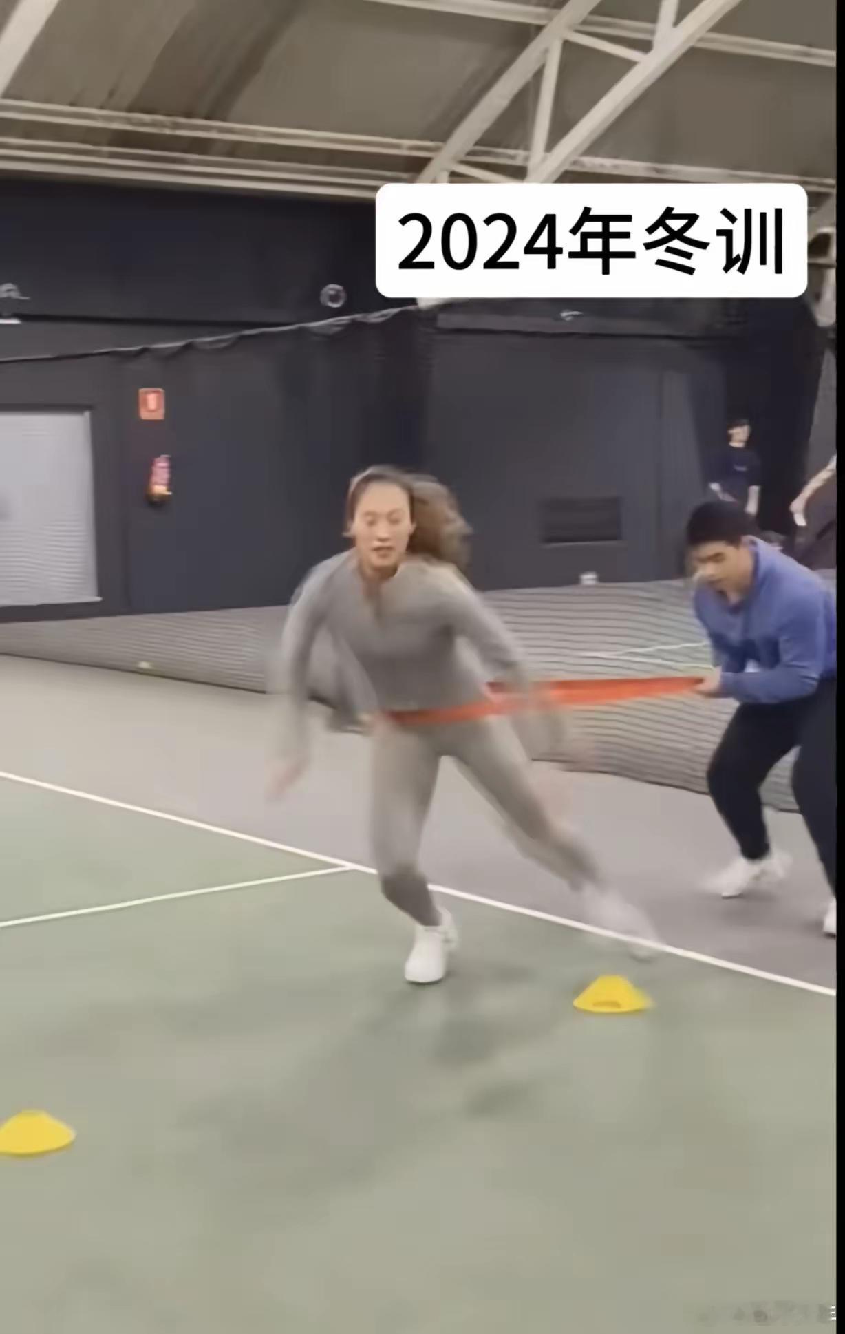 郑钦文感觉是穿了保暖内衣在冬训，衣服的颜色太像了，这个大长腿都是肌肉。郑钦文现在