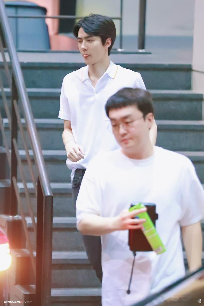 吴世勋完全没有前辈病九十度鞠躬是他早年的必修课，成为前辈后却主动卸下身份束缚，包
