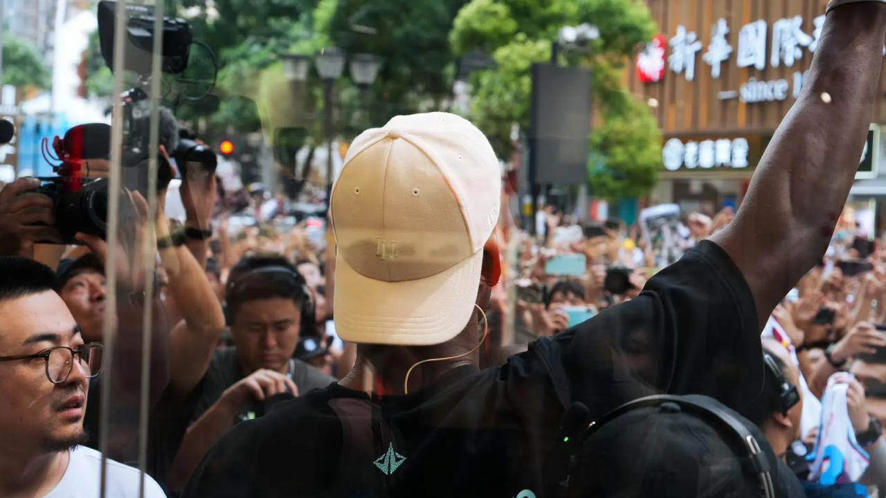 巴特勒重庆行翻车，安踏竟然成为了最大赢家！

NBA球星巴特勒的中国行活动受到了