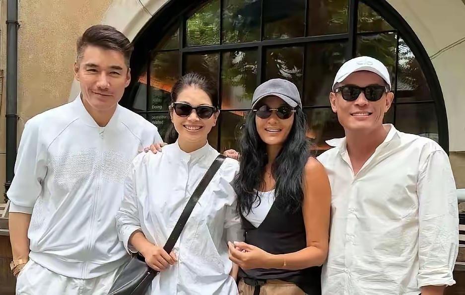 这张4人合照，我一眼就认出了高大修伟、挺拔如松的胡兵与秀发垂肩、身材正点的瞿颖，