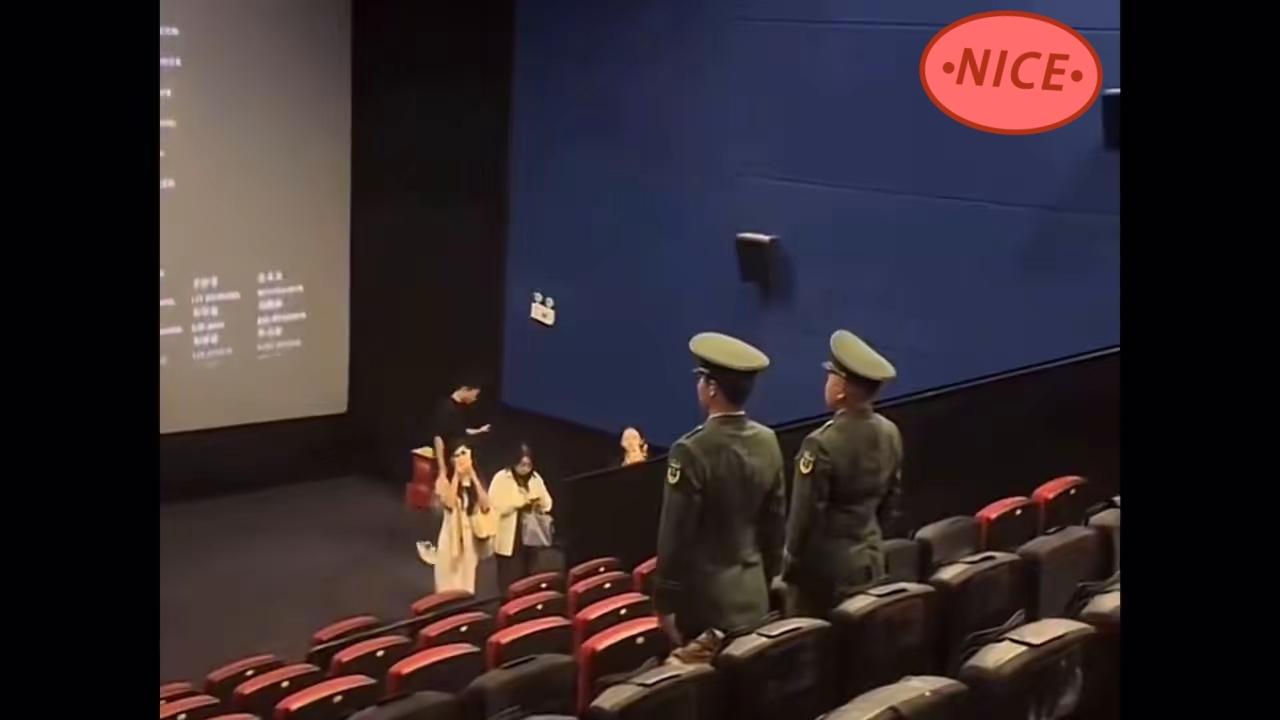 电影731后劲太大了，两名军人看完后起立敬礼，迟迟不愿离去！

那两张照片在网络
