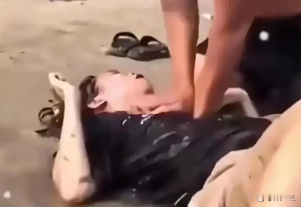 “这不是救人，是猥亵！”2023年，广西北海，一女子不慎溺水，男子对其进行施救的