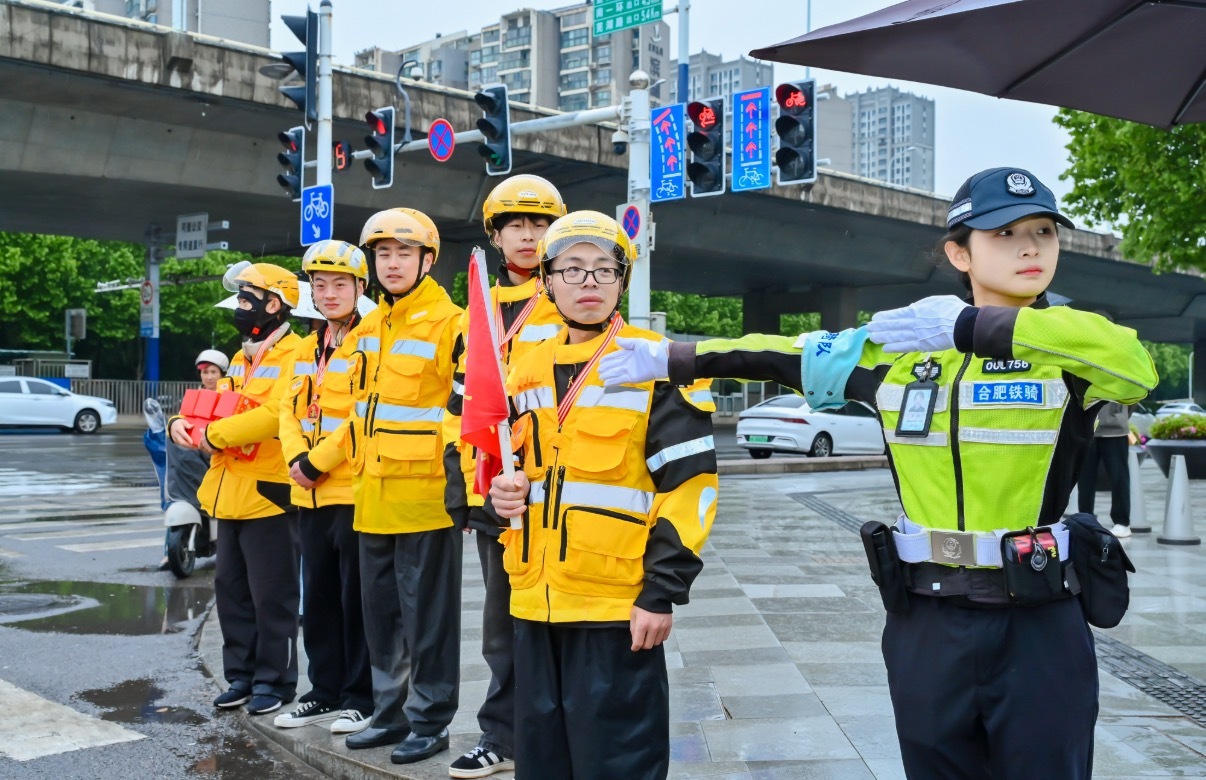 在合肥包公叮嘱骑手注意安全风驰电掣穿梭合肥街巷，骑手们用速度传递每份温暖💪。别