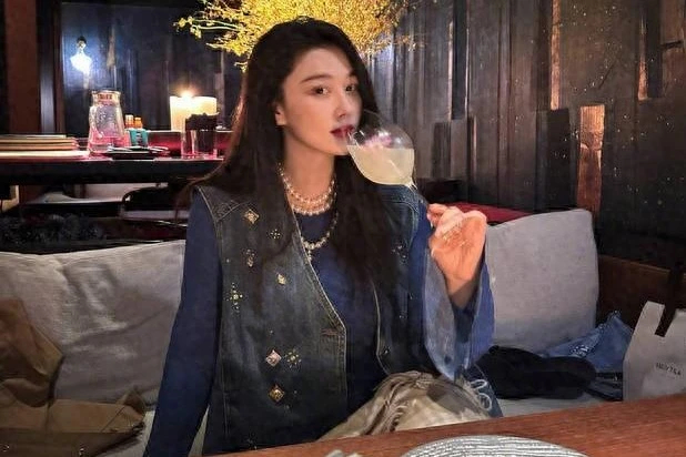 张馨予被路人偶遇，素颜状态好，身上花床单太抢眼 