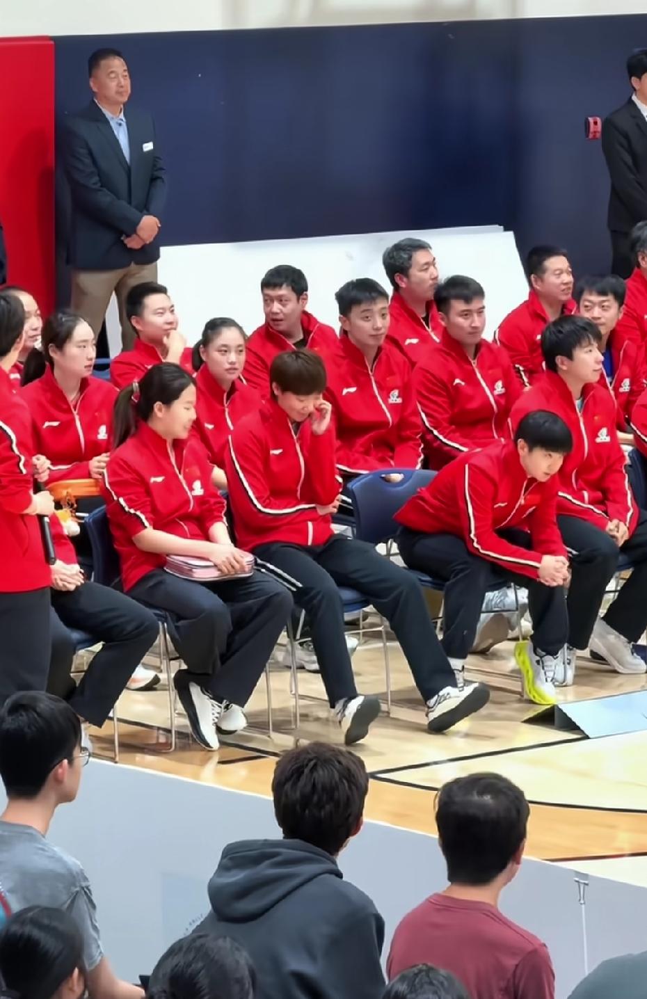 莎：我不对视就不会是我。
真是个小机灵鬼， 莎莎为了不回答问题，死死抱着胳膊不放