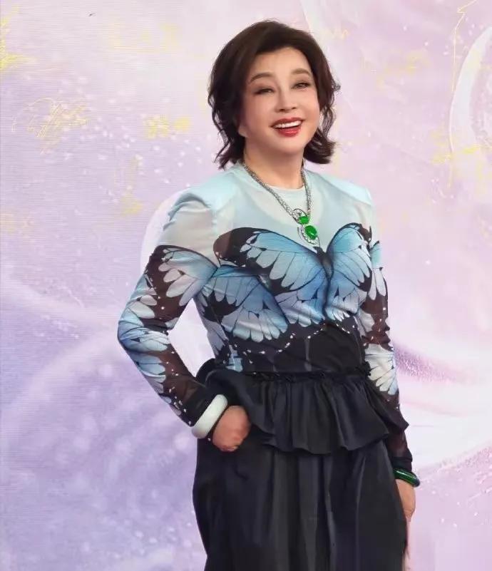 75岁刘晓庆百花奖紫毯健步登场，这状态你羡慕吗？
 8月9日下午，北京，第38届