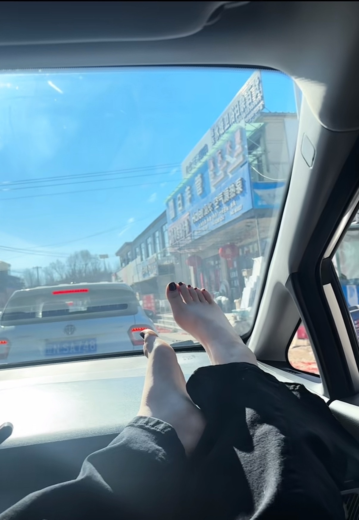 你介意副驾驶把脚翘这么高吗？ 