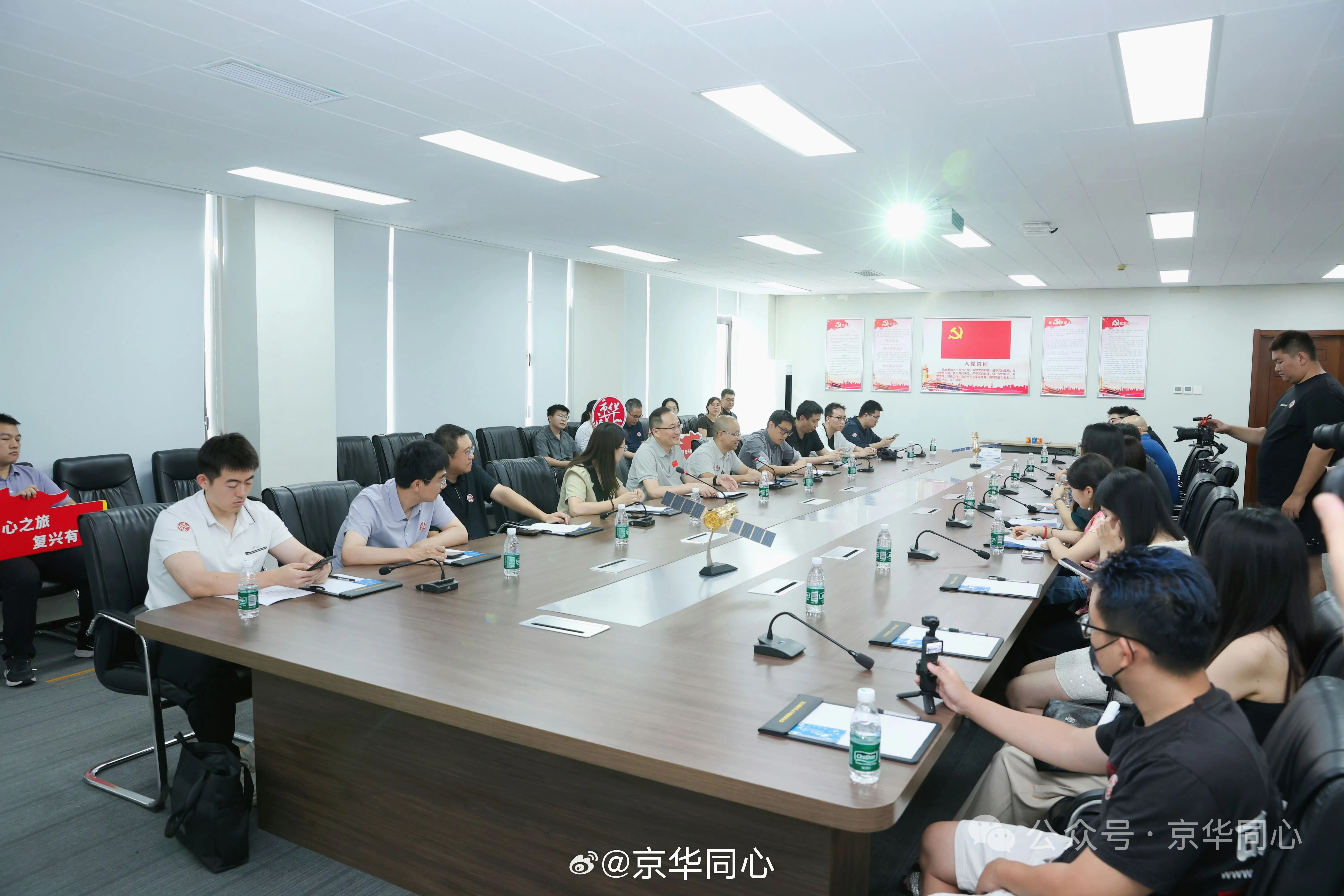 同心之旅 复兴有我凝心踏上逐梦同心旅途，亿万国人同向发力。以青春为帆、以实干作桨