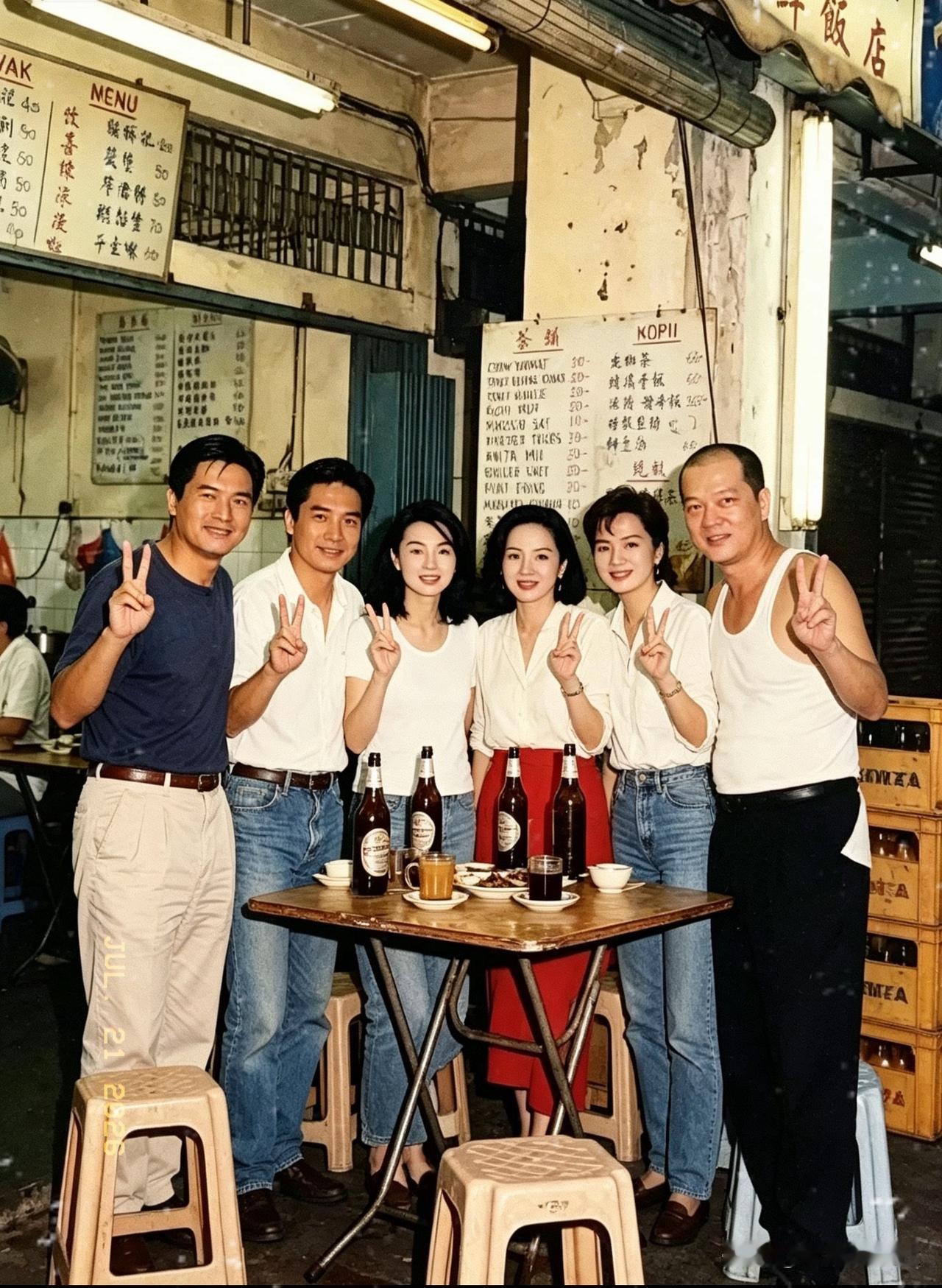九十年代香港明华海鲜大排档，港圈黄金时代难得的神仙同框。
从左至右依次是周润发、