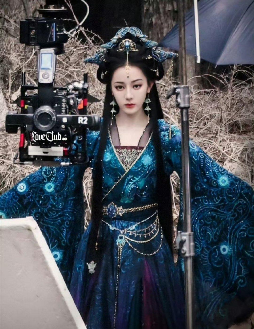 是迪丽热巴的表情问题吗？我怎么感觉这个妆容的眉毛一个高一个低呀[开摆][开摆][