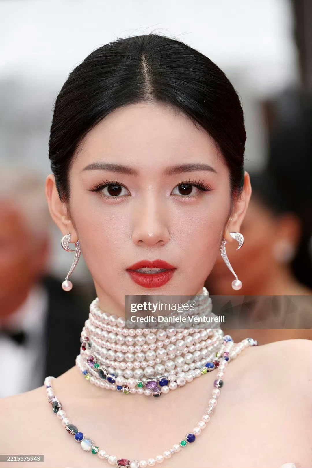 脖子上簇拥满了小珍珠 这颗脑袋就像是珍珠皇后（神就神在这张不是写真摆拍 是G社的