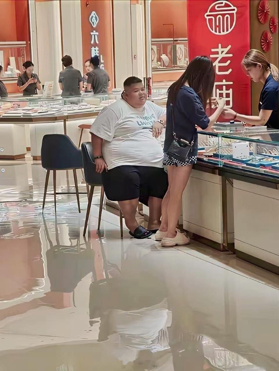 偶遇一对买金饰的情侣，女的沉浸式挑选，男友在旁边欣赏着女友开心的表情！ ​​​