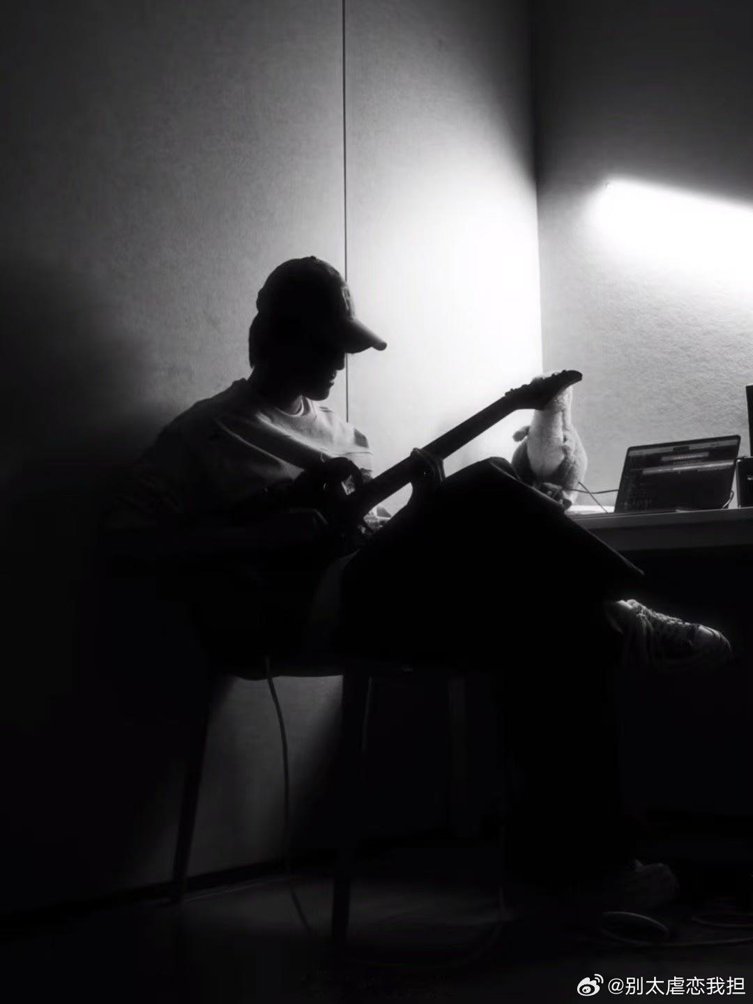 张泽禹弹奏世界赠予我的 张泽禹弹吉他时简直太迷人了！他的演绎让王菲的《世界赠予我