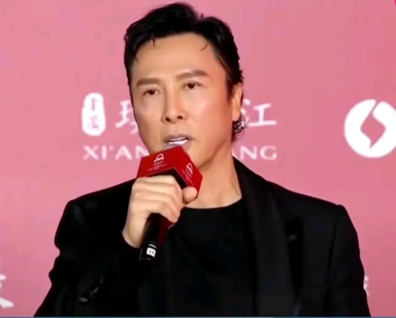 甄子丹作为丝绸之路西安国际电影节形象大使来西安出席电影节开幕式，为西安代言，也是