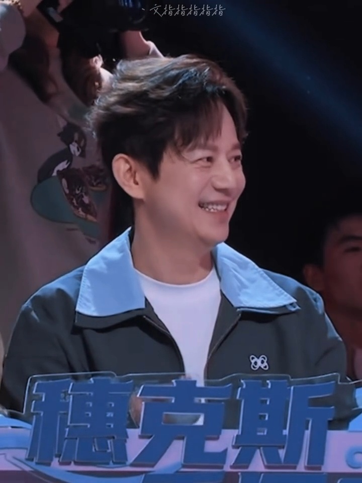 何炅看李小冉的眼神何炅李小冉她在闹他在笑你好星期六抛开综艺游戏环节，这份温柔注视