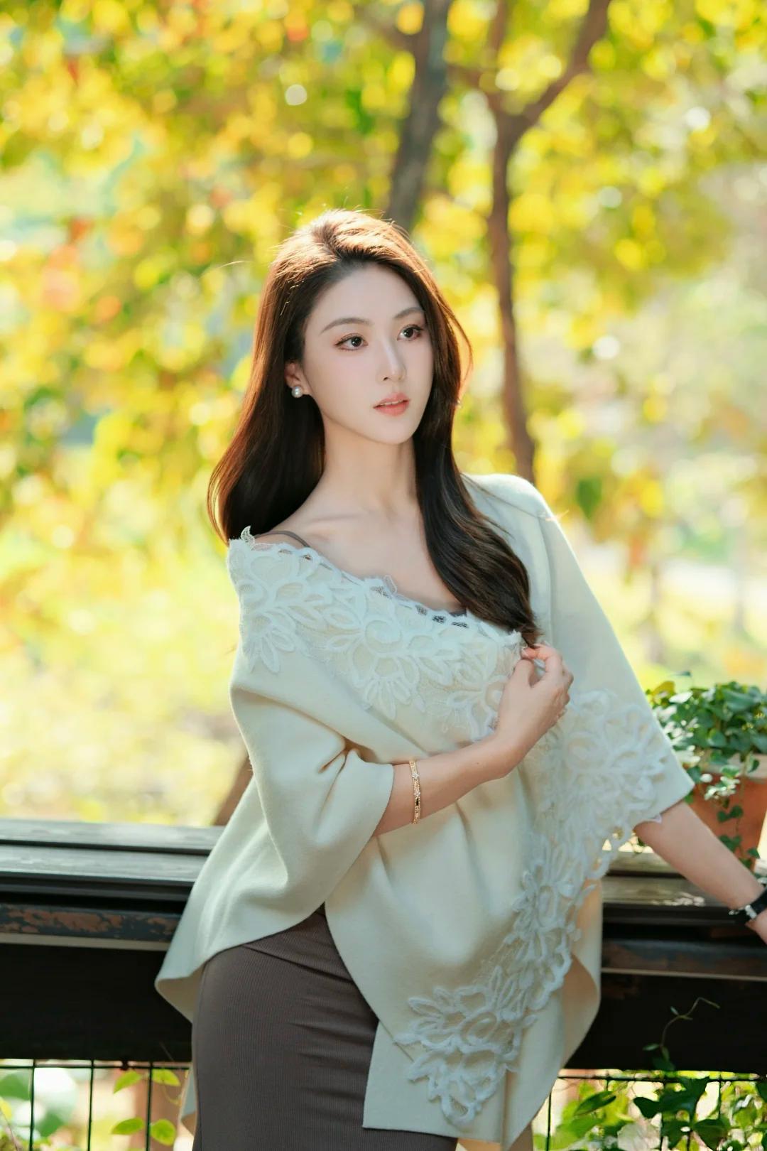 《光影中的温柔》
阳光穿过层层叠叠的树叶，在地面上洒下斑驳的光影，仿佛是大自然精