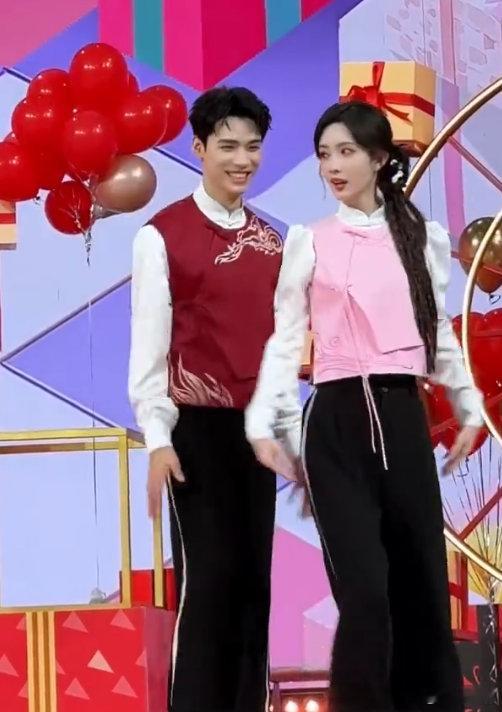 龚俊孟子义cha鸟儿摇龚俊孟子义抽象到一块了龚俊孟子义领舞鸟儿摇，一个全程皱着眉