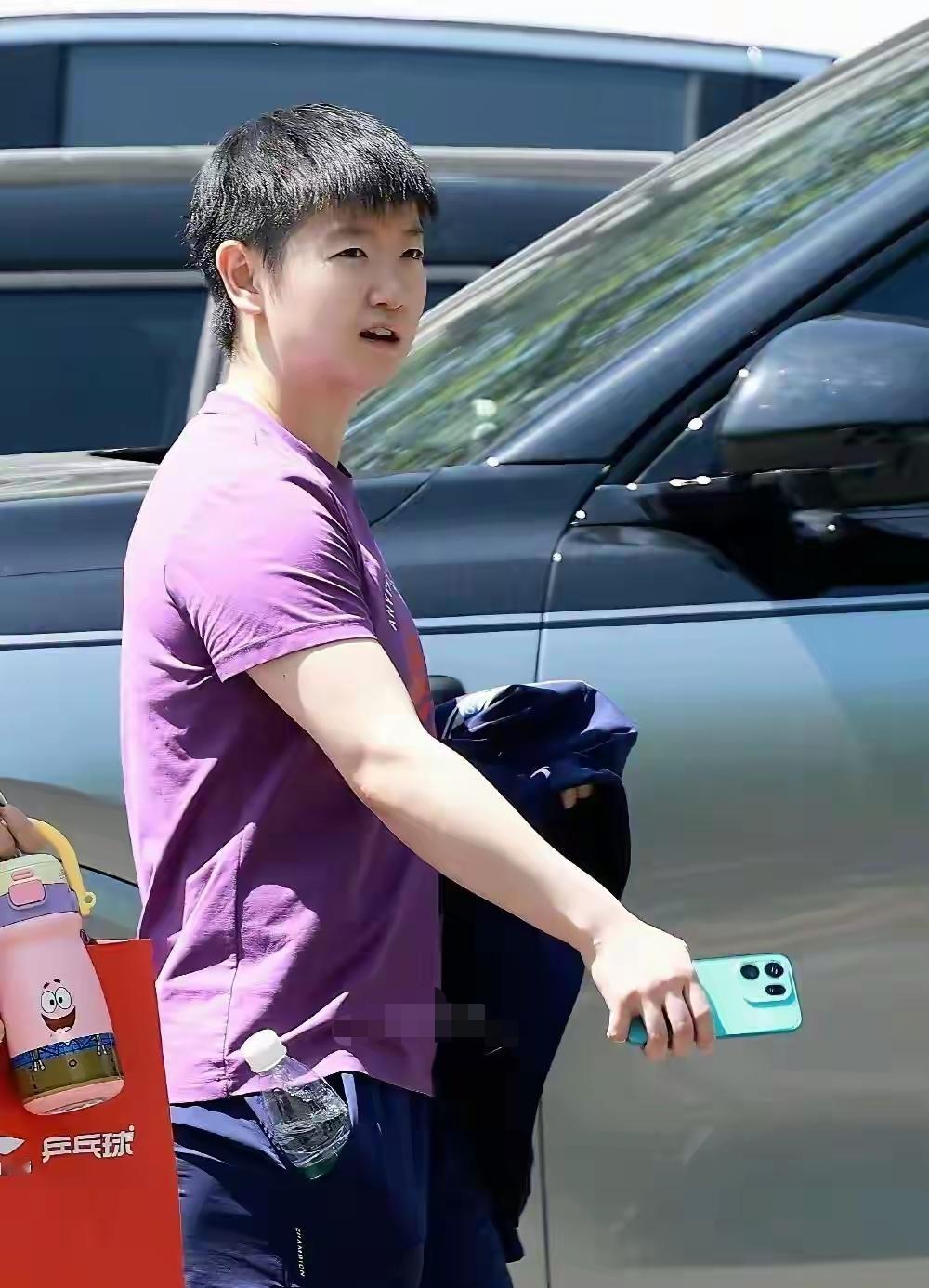 北京时间4月9日，
王楚钦与孙颖莎又开始了成都封训的训练，
两个人都剪了头发，