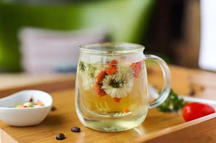 #你头疼的时候会吃药吗##健闻登顶计划#哪些食物会诱发头疼？☕️咖啡研究表明，过