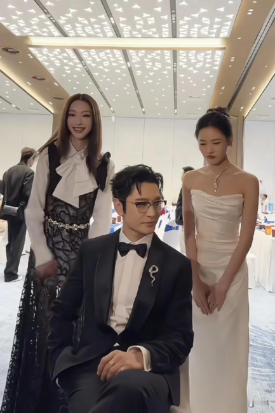 黄晓明哥西装笔挺，身边两位女生互动超有活力