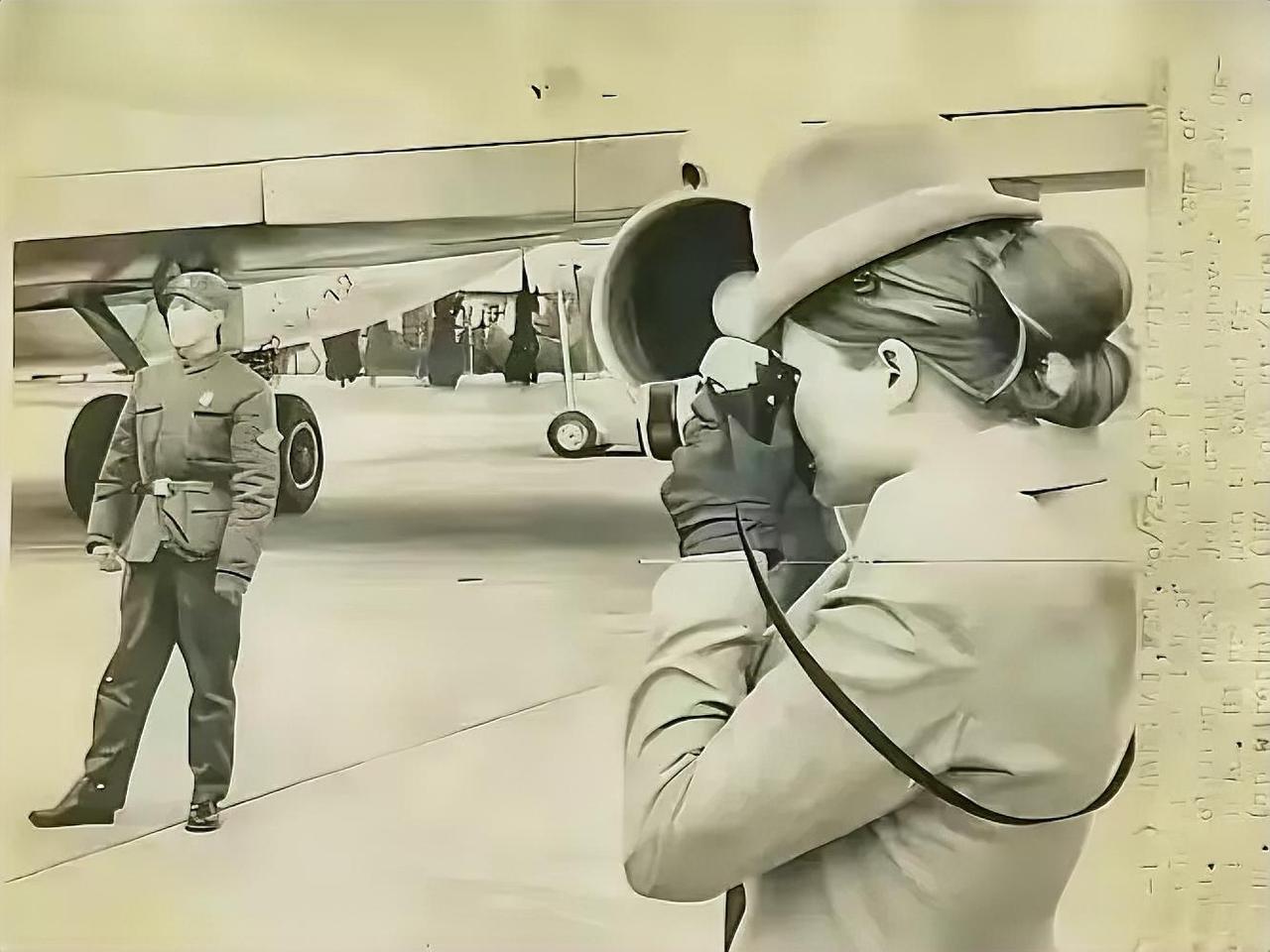 1972年尼克松访华，美国记者抓拍到专机旁一名中国卫兵。他身高近一米九，身穿六五