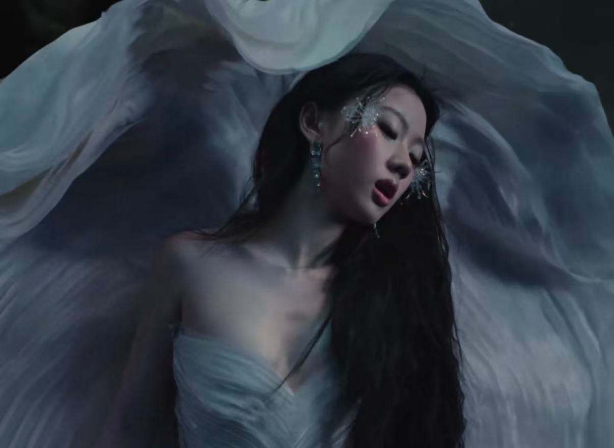 单依纯珠玉MV 白裙月光女神站在破壳新生的画面里，东方美学和超现实感混在一起居然