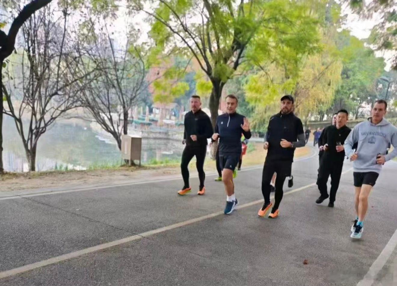 高能量总统的一天从大早上光腿晨跑开始昨天在北京工作一天连夜飞成都这大早上已经开跑