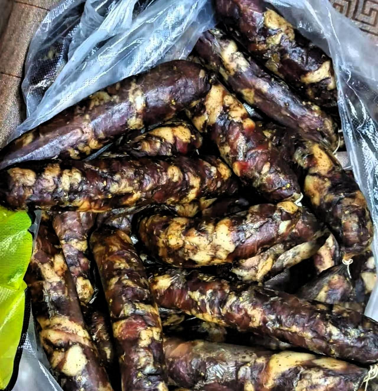 我表弟去年结婚买房找我借了10万块钱，今天不仅一分不少把钱还清，还扛来一大袋沉甸