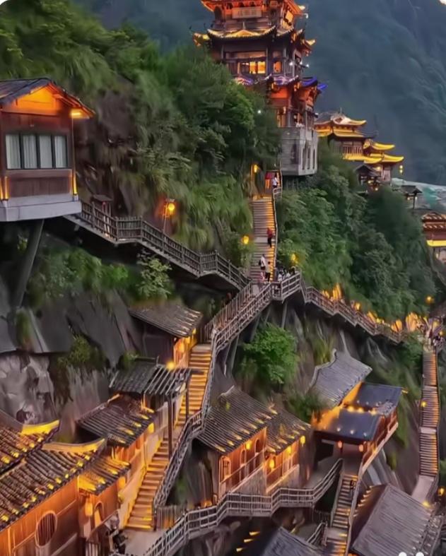 难得抛开琐事，开启一场随心的自驾之旅。车轮转动，窗外的风景不停变换，城市的喧嚣被