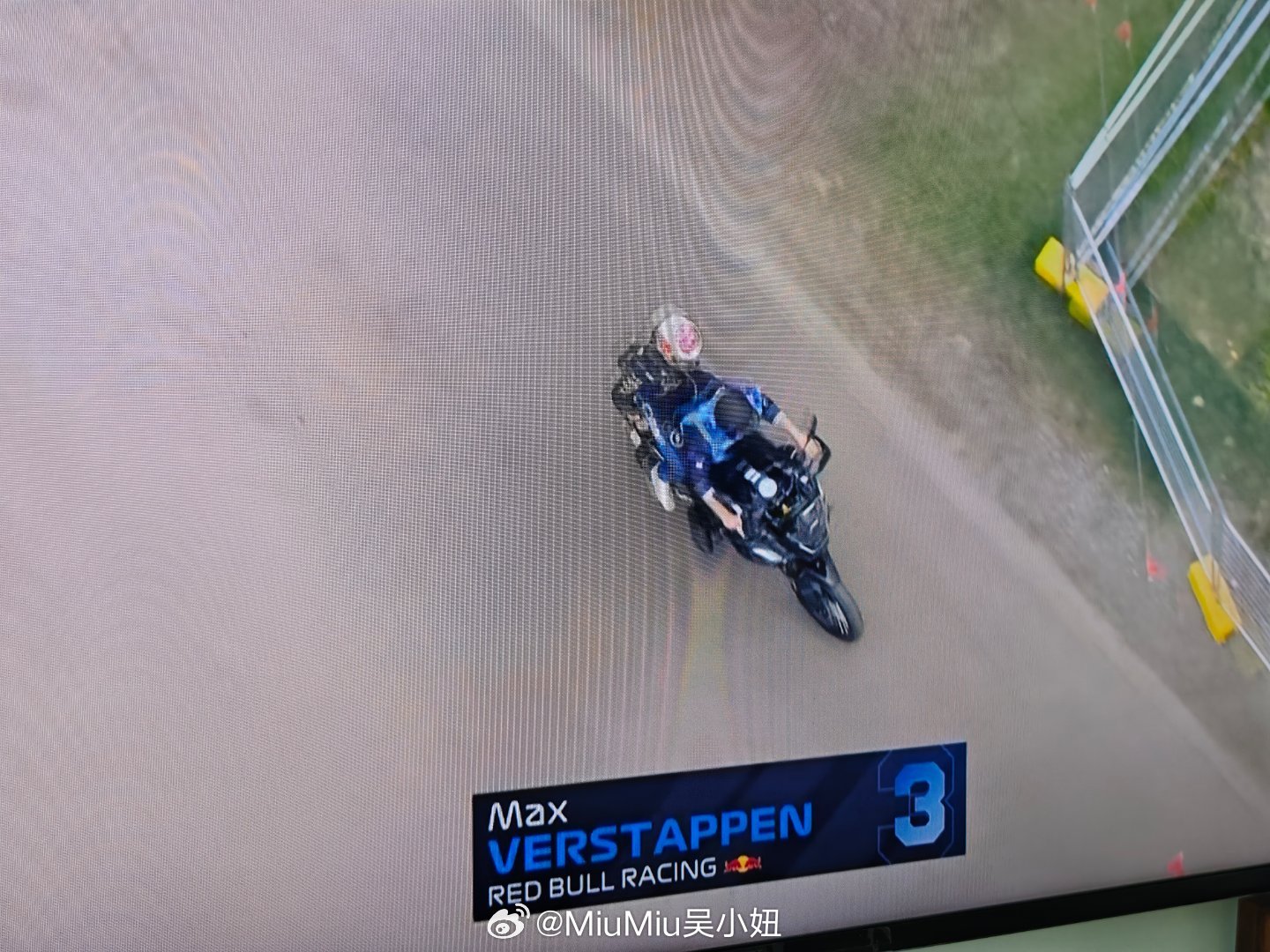 F1中午看完，今年火星车要数奔驰了~~不仅车修的快，可惜了潘子，排位赛就坐上了摩