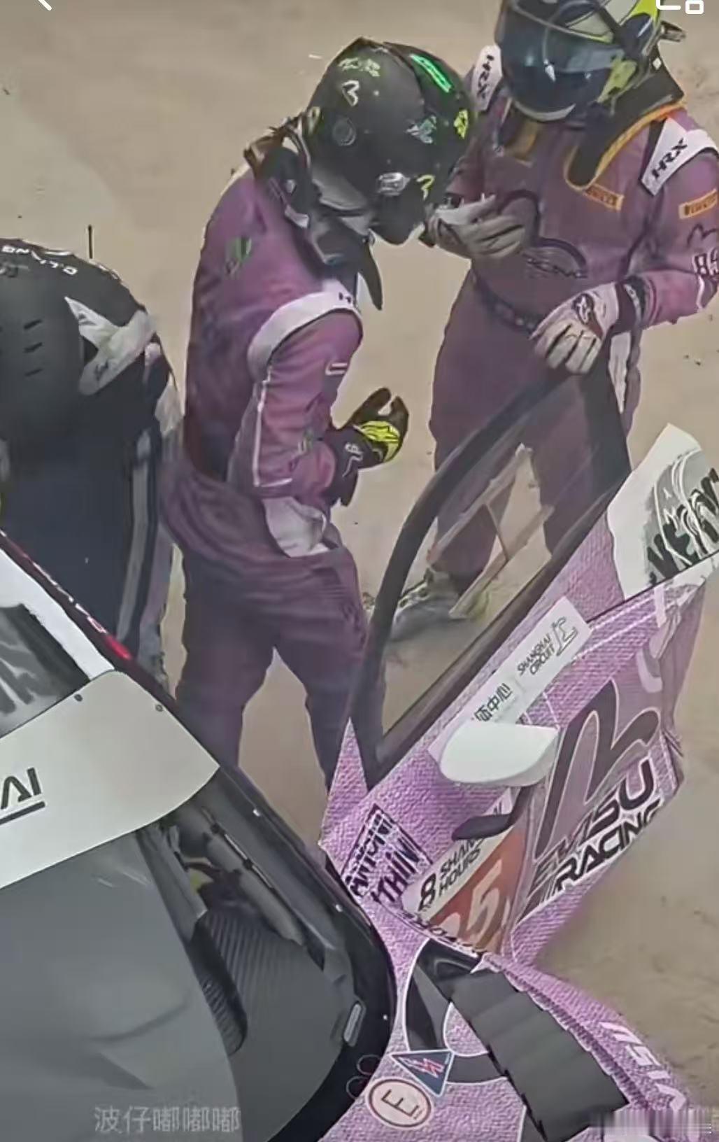 王一博练完车帅气进站王一博上赛直播预告王一博练完车帅气进站，酷，[鼓掌][鼓掌]