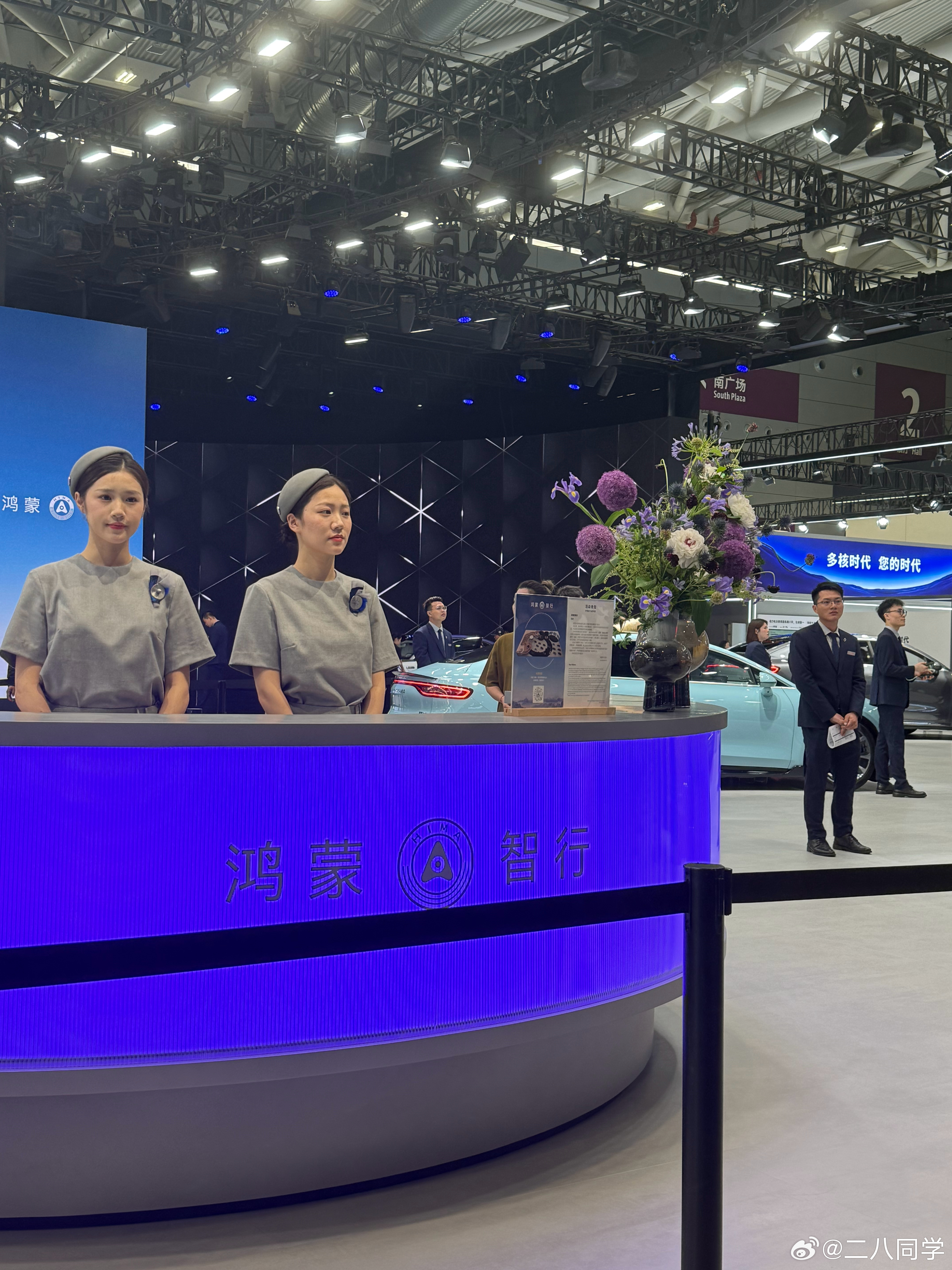 余承东称尊界带汽车链高端化 鸿蒙智行直接包馆2025粤港澳车展，携手供应链伙伴福