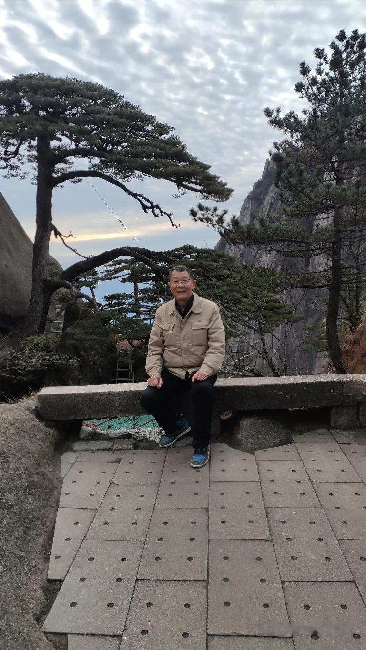 哎呀呀，我们这些老家伙穷怕了，黄山旅游都穿工作服
年轻人买的新衣服，穿一年就要换