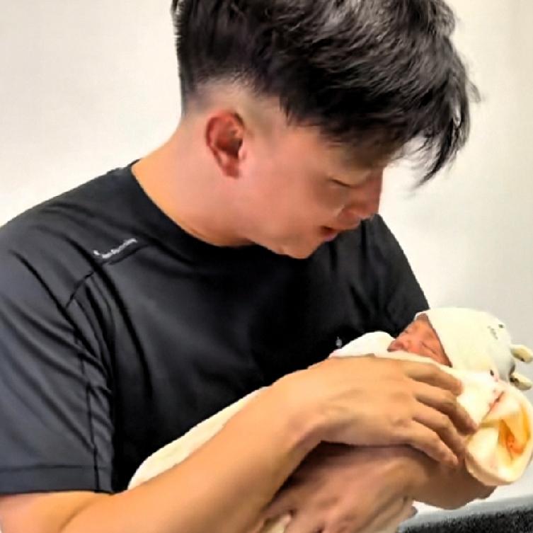 二姐和二姐夫带着小松老丈人小婶来到了中国云南河口，受到了小松一家人的热烈欢迎。