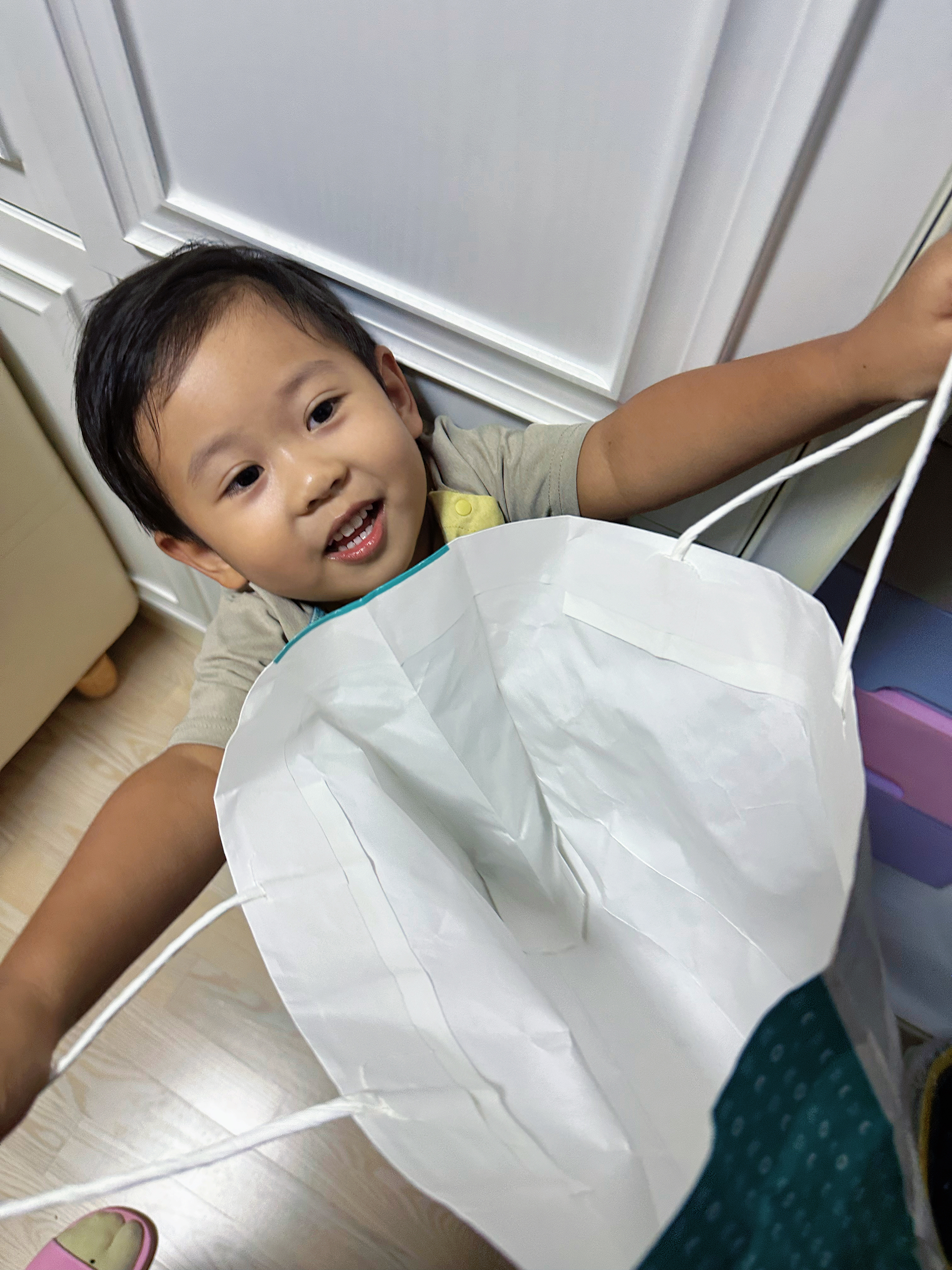 爸爸小猪佩奇迷路了，让他来我的兜子里！ 