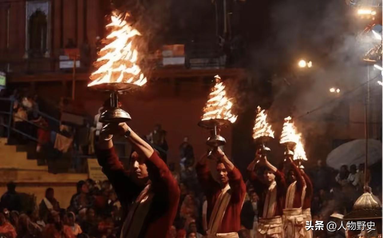 公元843年，唐武宗下了一道密令：杀光全国摩尼教徒。但杀法很特别——先给他们剃光