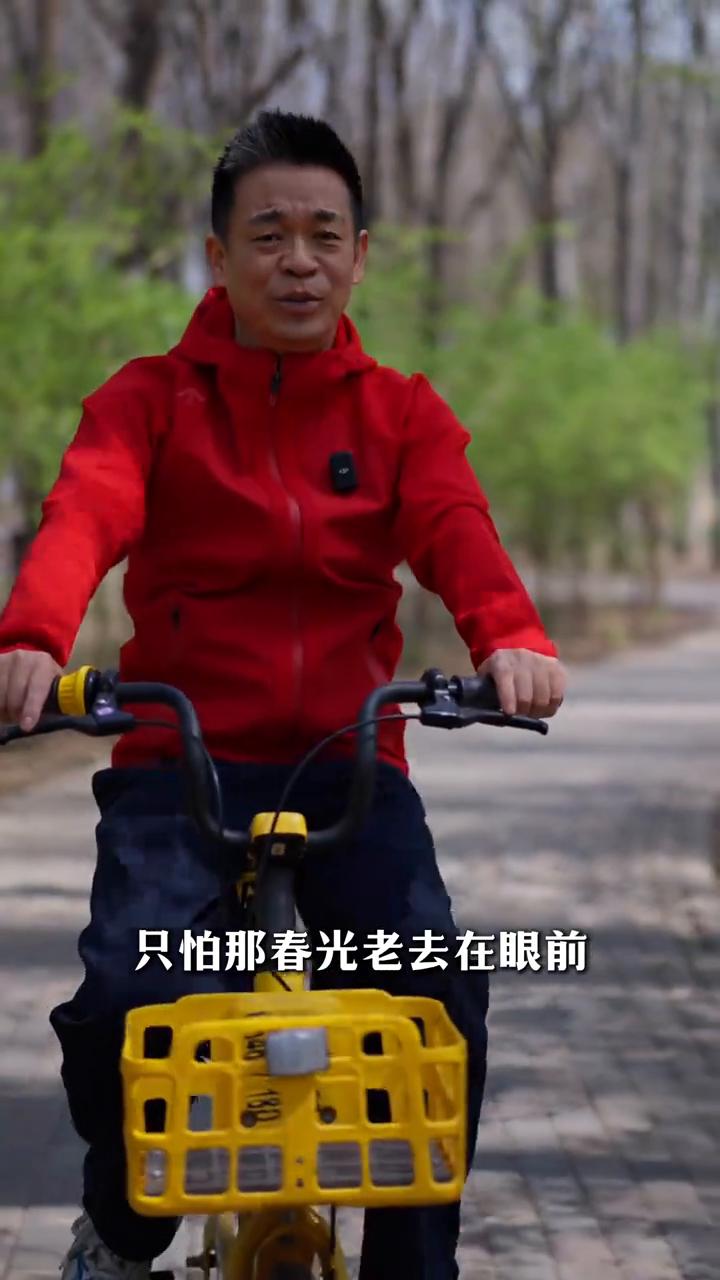 春风她吻上了我的脸，告诉我现在是春天。虽然是春光无限好，只怕那春光老去在眼前。春