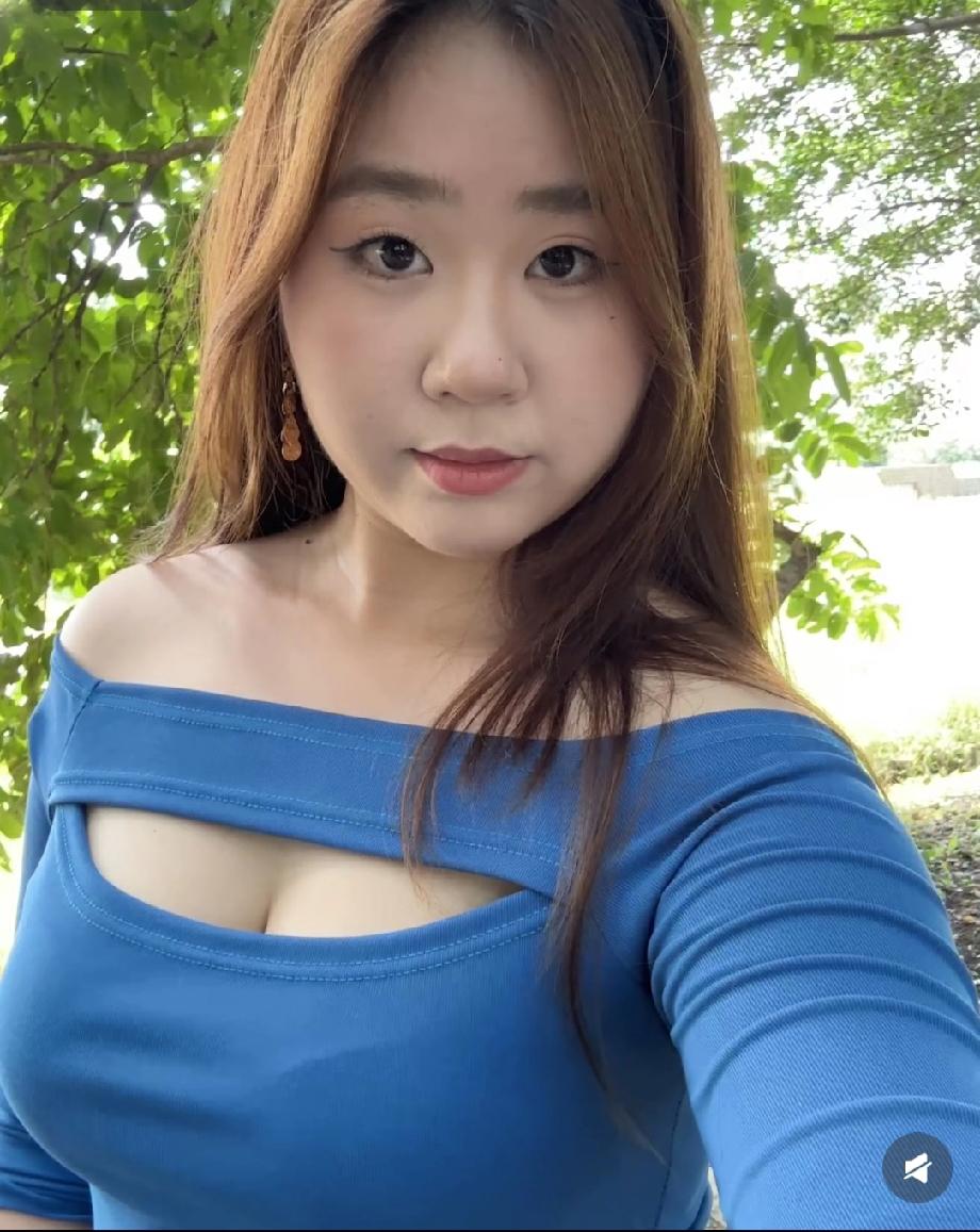 夏日清新自拍，蓝色露肩上衣，绿意盎然背景，自然美丽！🌿💙😊是不是25岁的女