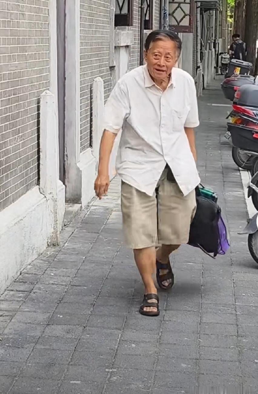 这个建工爷叔，无论从人品，还是行为举止上来说，都是一塌糊涂的！他可以把自己82岁
