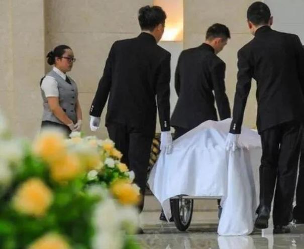 一位从事丧葬工作30年的老人告诉我，90%的人根本不知道，其实人在死后埋入地下，
