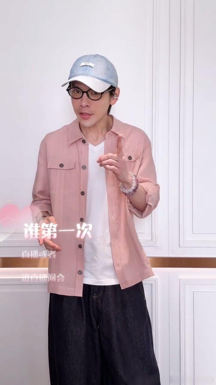 向佐回应向佑疑似躯体化  初次直播紧张是普通人常态，向佐暖心为向佑辩解，用心带弟