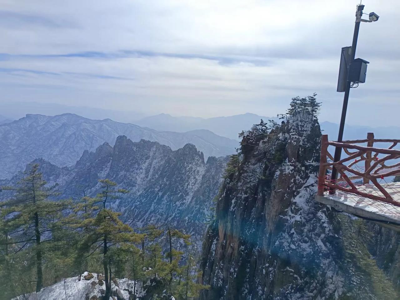 看得见的山，雪后初晴，气候寒冷。
大过年的出来爬山，是一种什么样的精神？
可能就