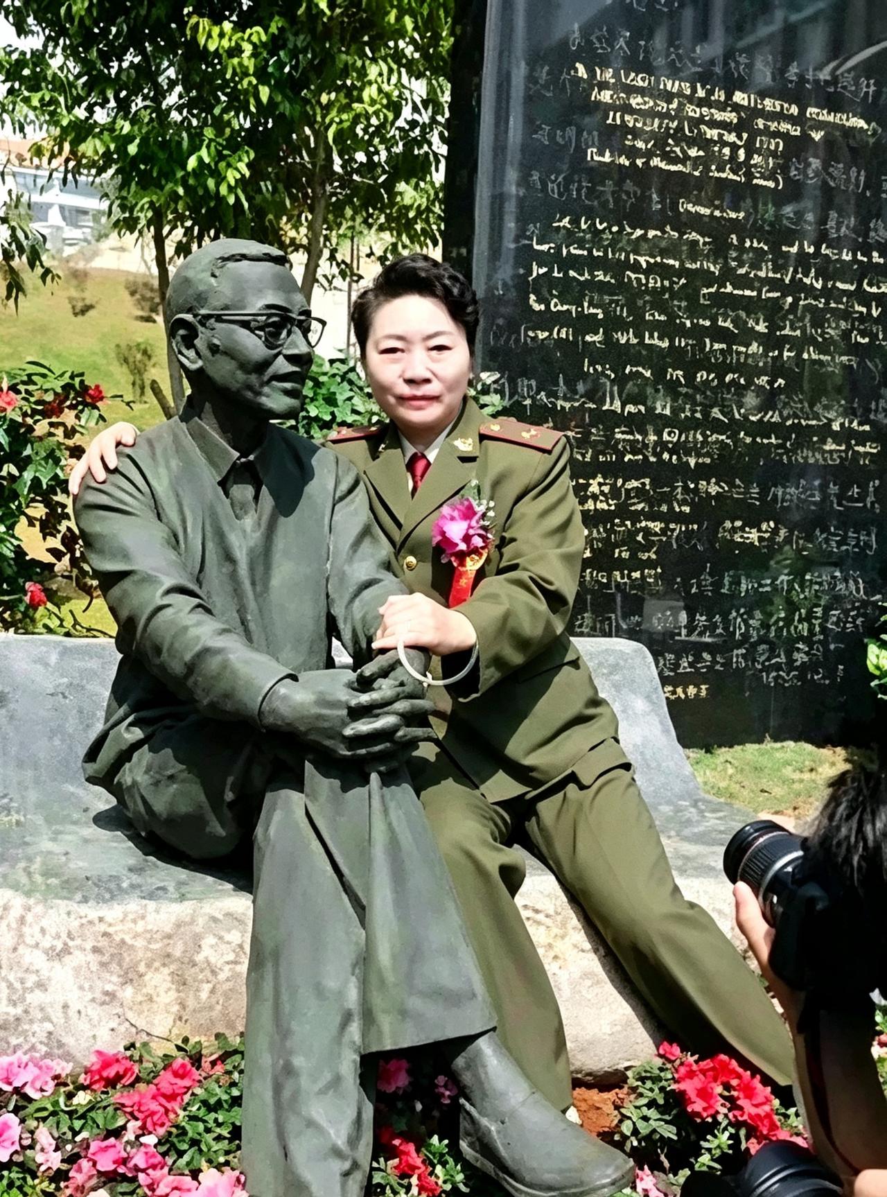1997年，厦门大学陈景润铜像揭幕，陈景润的夫人由昆来到雕像旁边，静静坐在一旁，