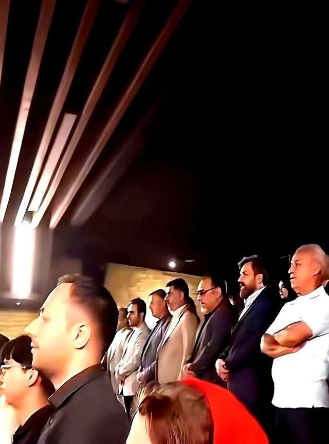 你知道伊朗人现在怎么看我们吗？他们说，放眼全球，几十年里，真正把美国人从战场上打