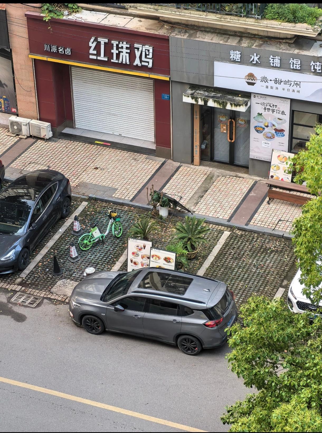 素质问題，以为店门口就是他家的，这种店别去！