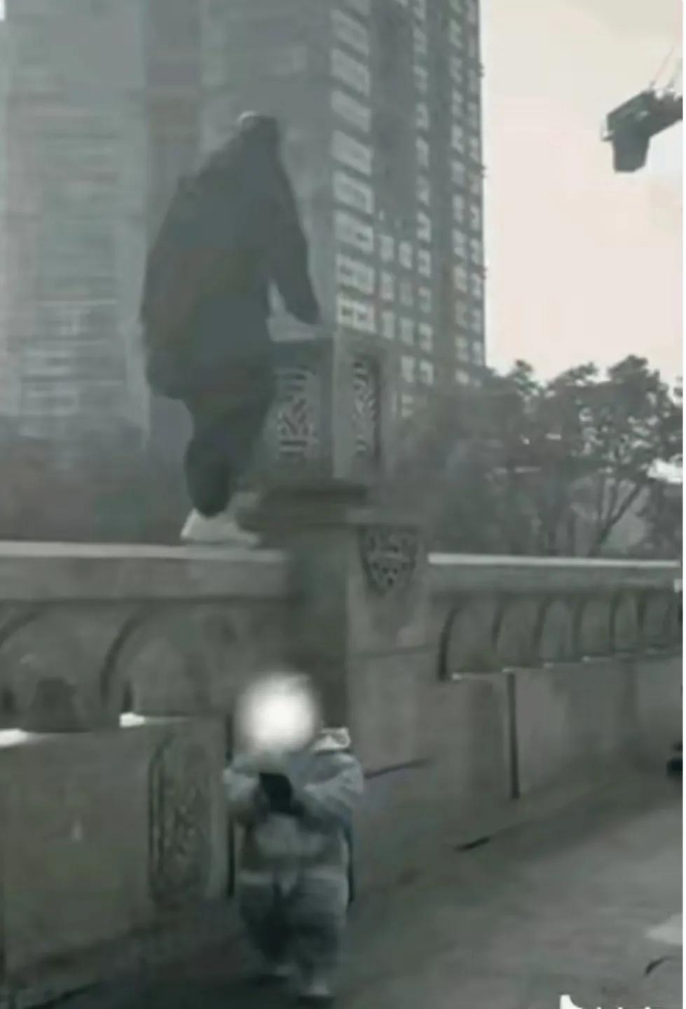 这是一幅令人揪心的画面，让无数网友陷入了沉默。在那冰冷的桥墩之上，一位女子宛如一